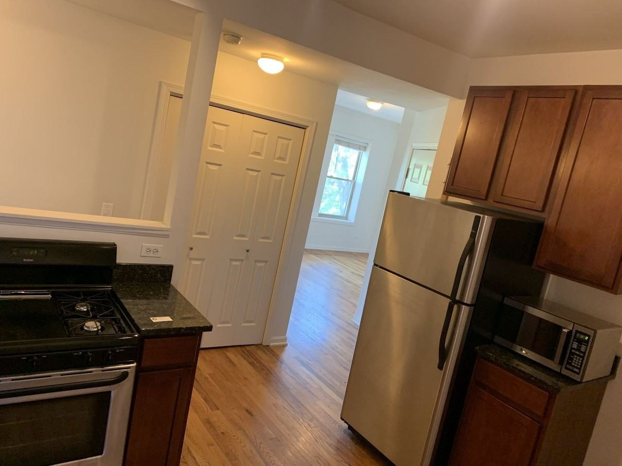 1943 W Chase Ave Apt 2 - Photo 6 of 15