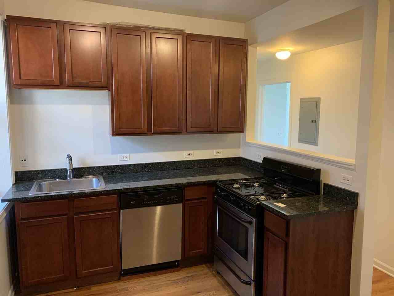 1943 W Chase Ave Apt 2 - Photo 7 of 15