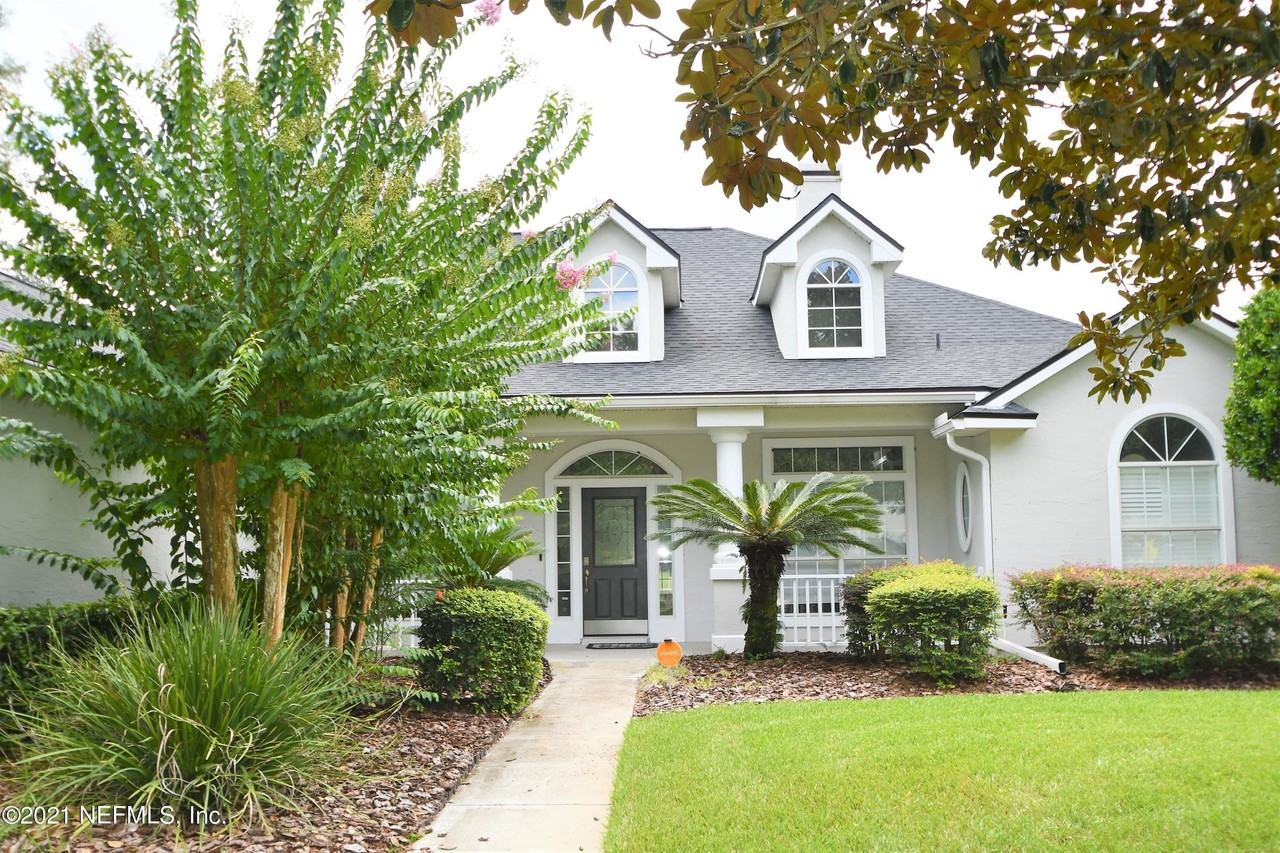 925 Lotus Ln S - Photo 2 of 28