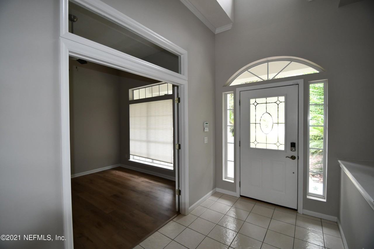 925 Lotus Ln S - Photo 3 of 28