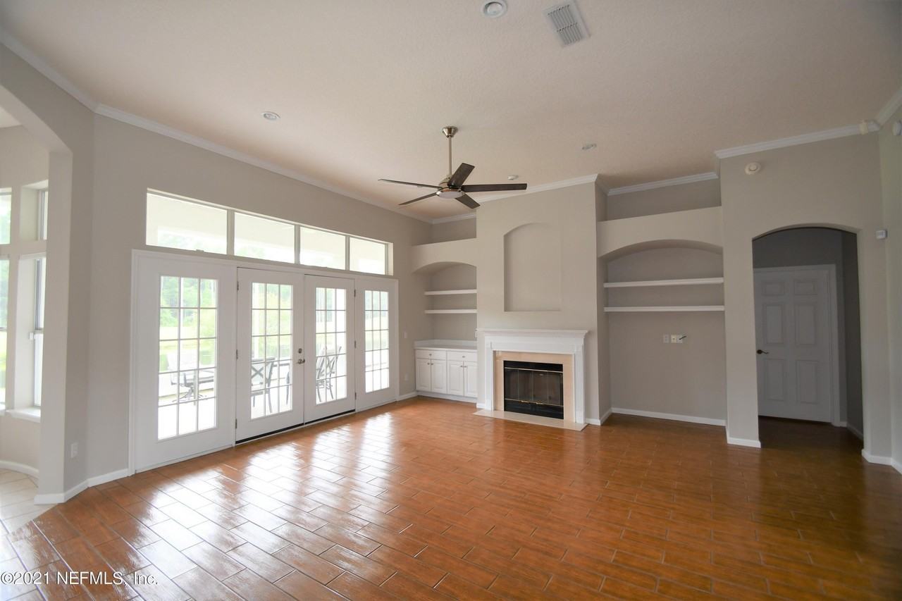 925 Lotus Ln S - Photo 4 of 28