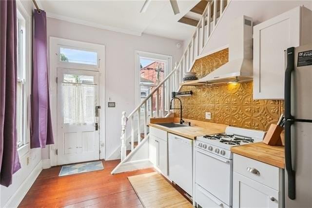 3145 Dauphine St - Photo 2 of 8