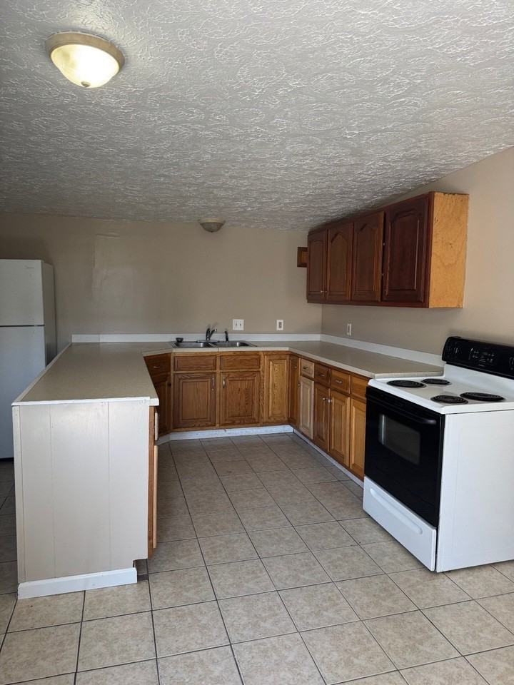 837 11th St #B - Photo 3 of 7