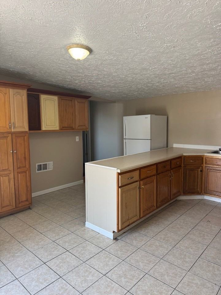 837 11th St #B - Photo 4 of 7