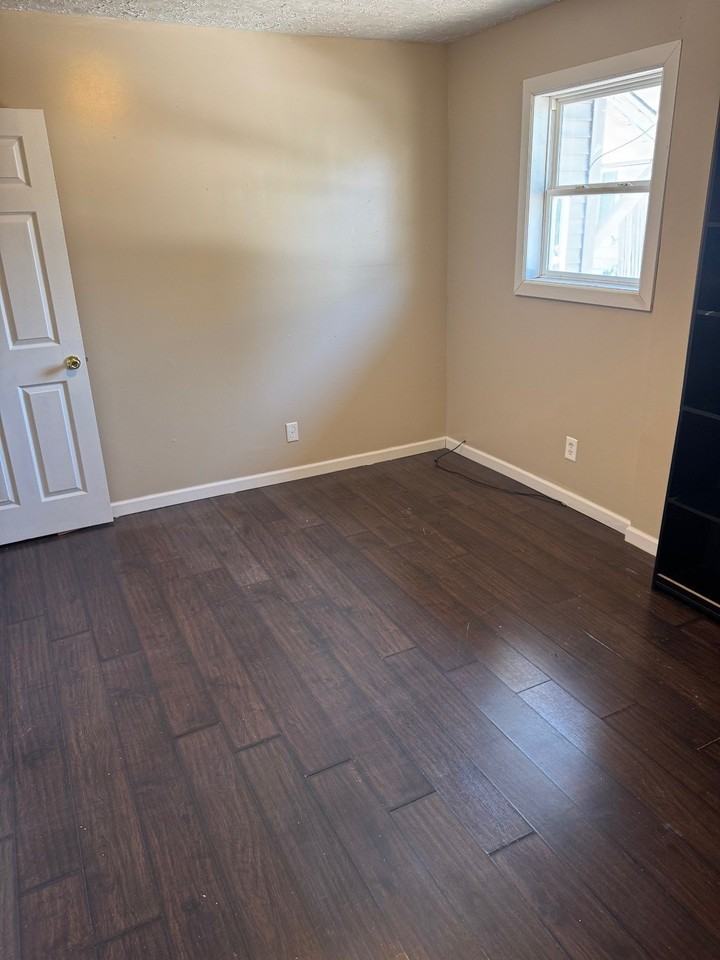 837 11th St #B - Photo 5 of 7