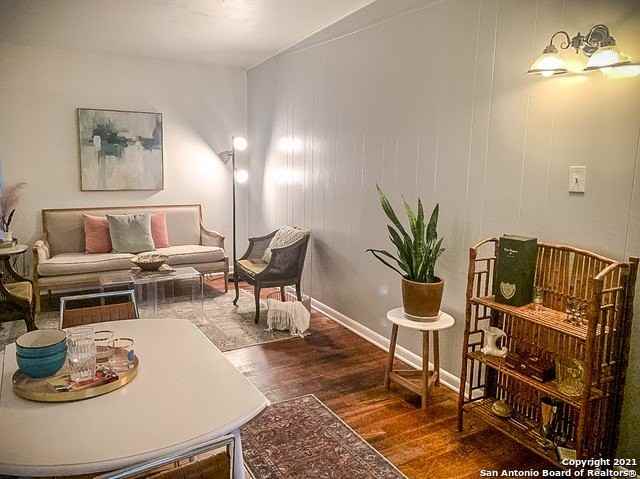 902 Chevy Chase Dr Unit 904 - Photo 4 of 10