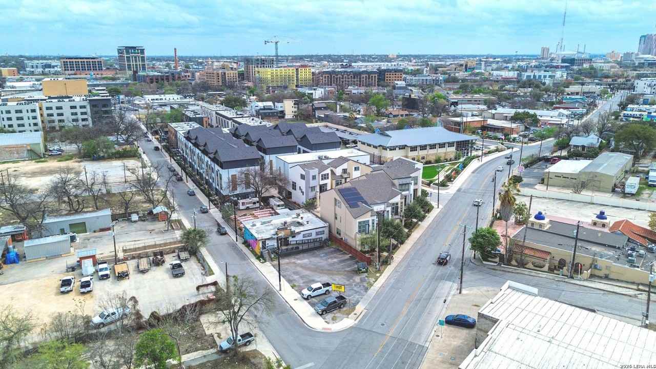 719 E Locust St Unit 3102 - Photo 2 of 50