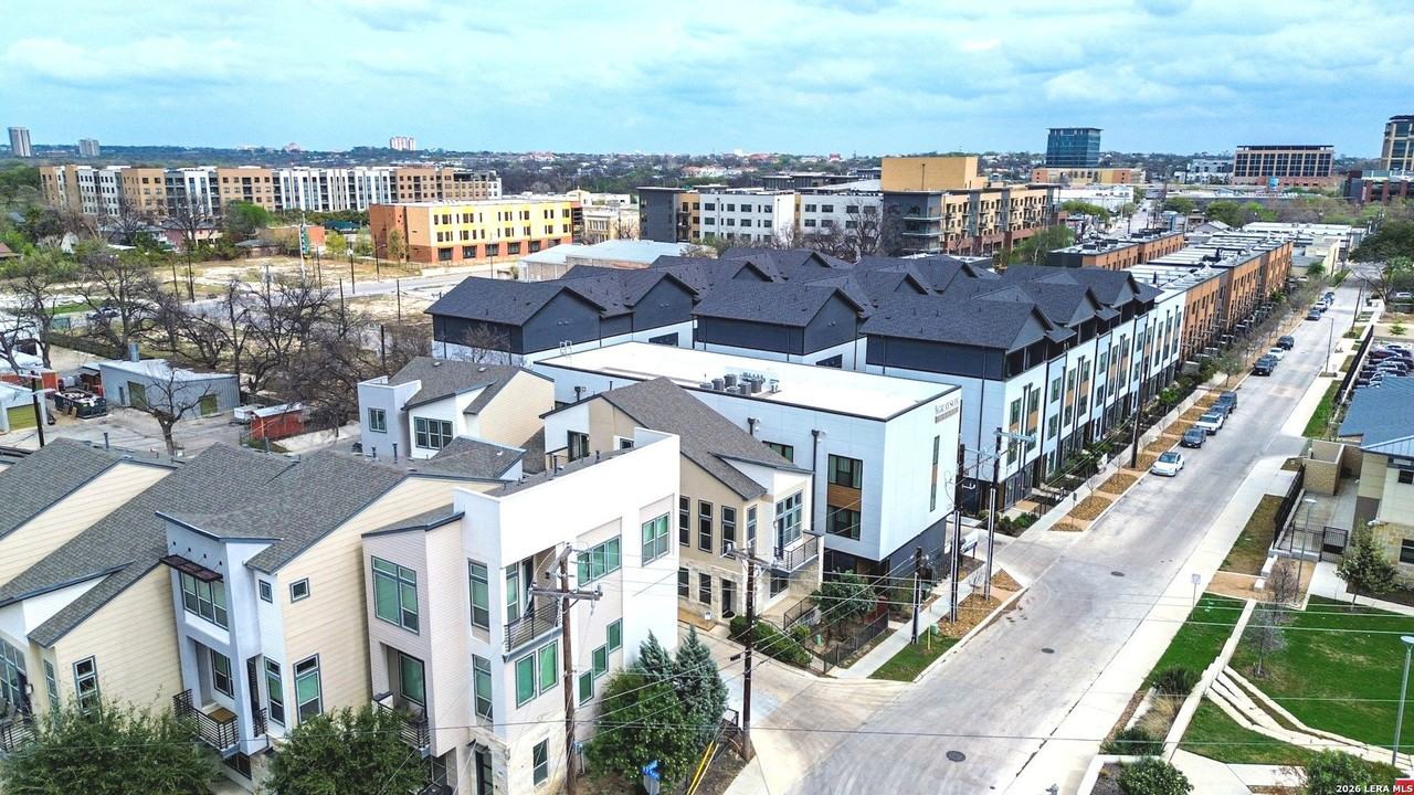 719 E Locust St Unit 3102 - Photo 4 of 50