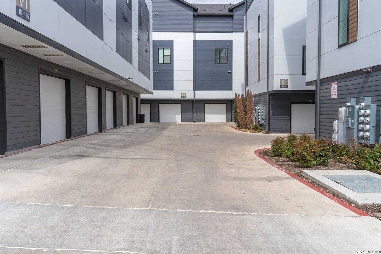 719 E Locust St Unit 3102 - Photo 5 of 50