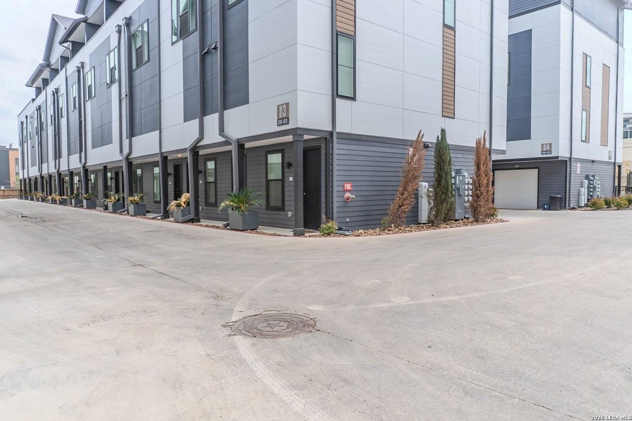 719 E Locust St Unit 3102 - Photo 6 of 50