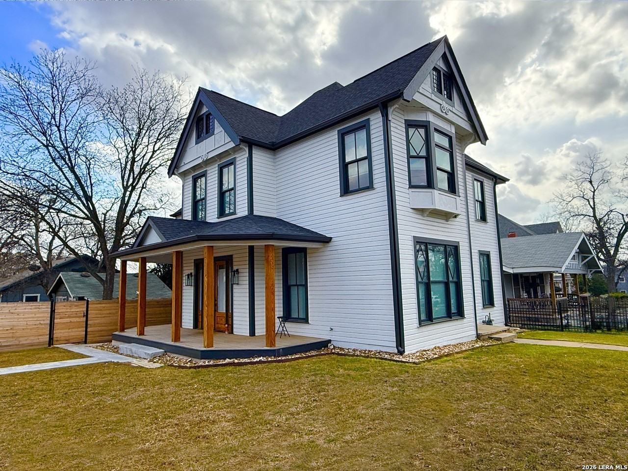 630 E Carson St - Photo 2 of 44