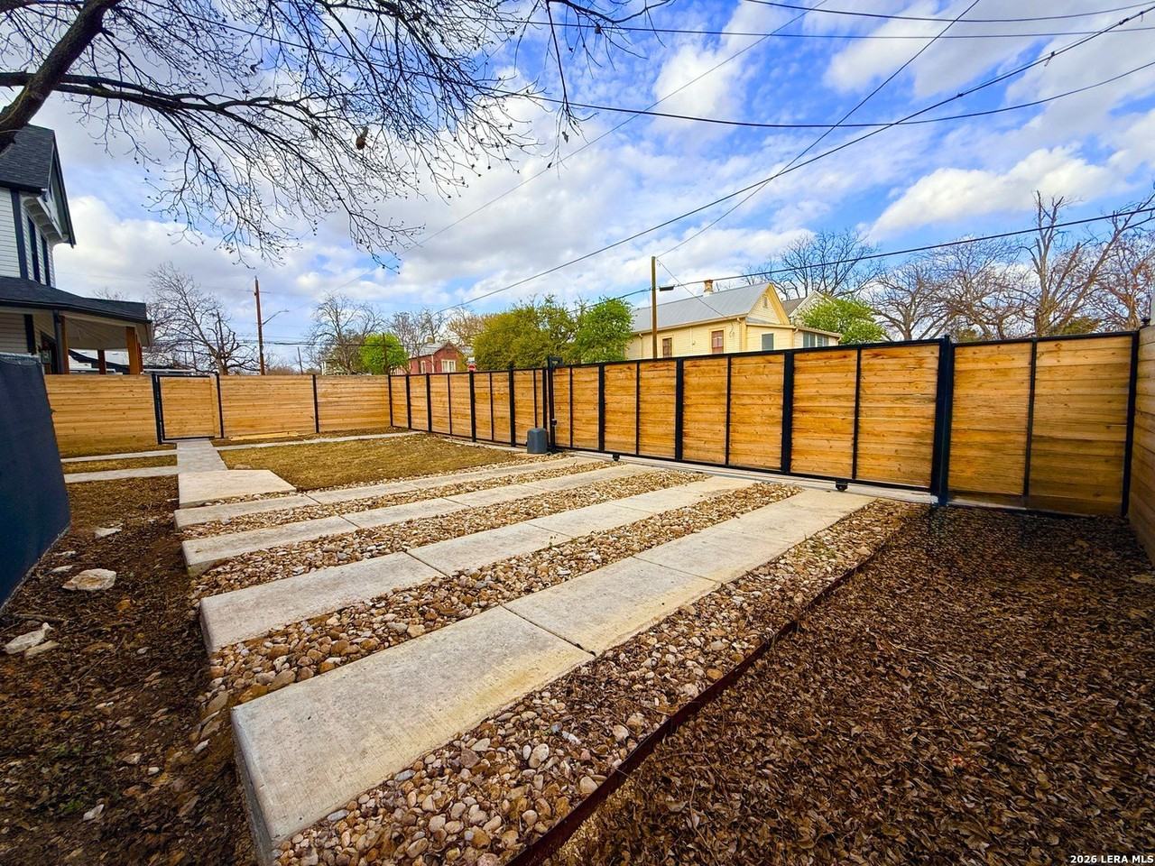 630 E Carson St - Photo 4 of 44