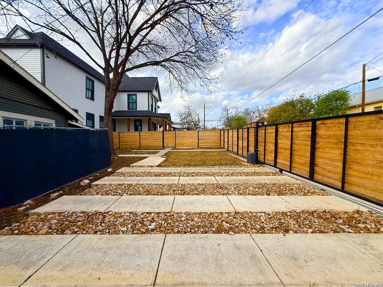 630 E Carson St - Photo 5 of 44