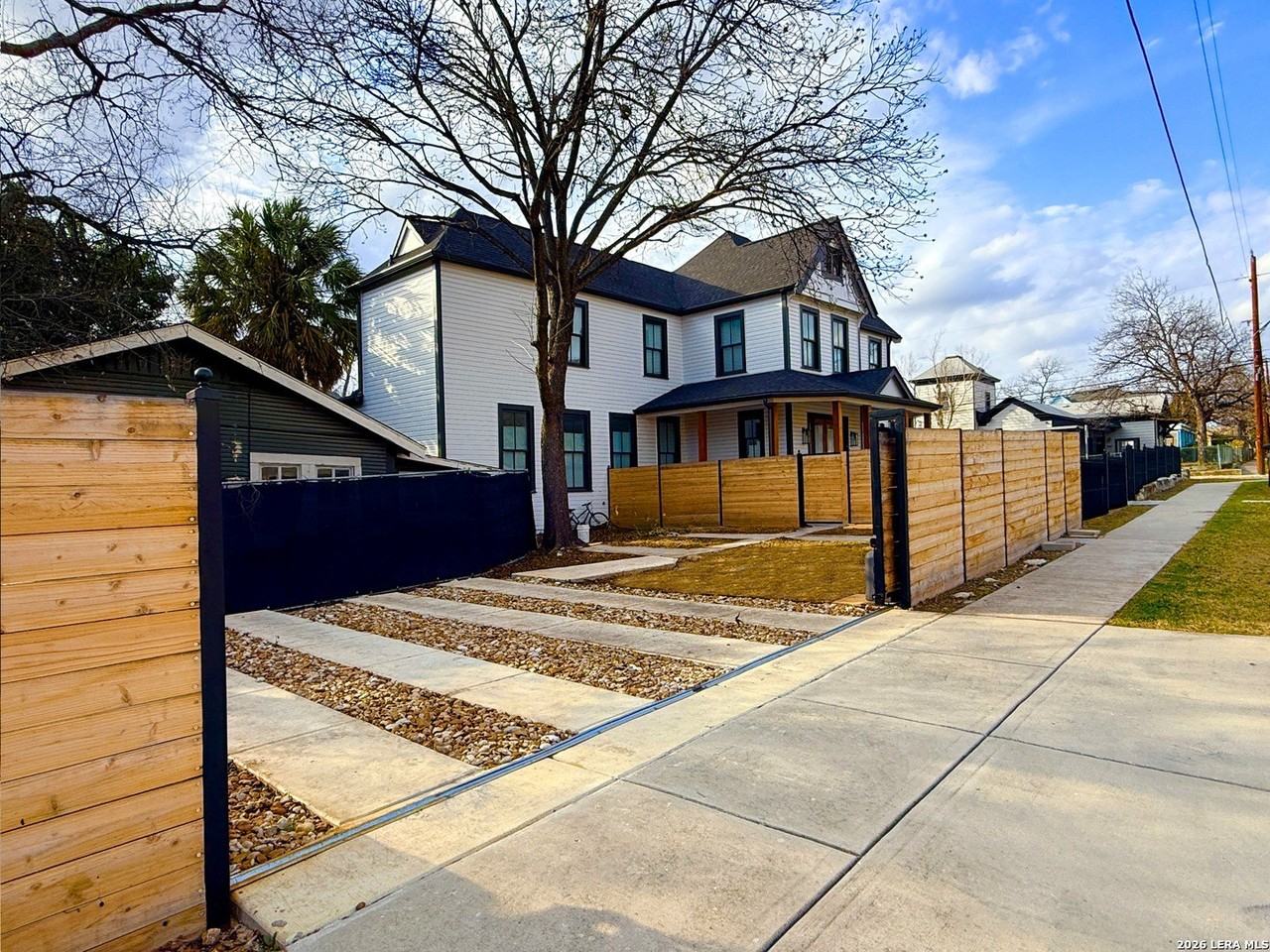 630 E Carson St - Photo 6 of 44