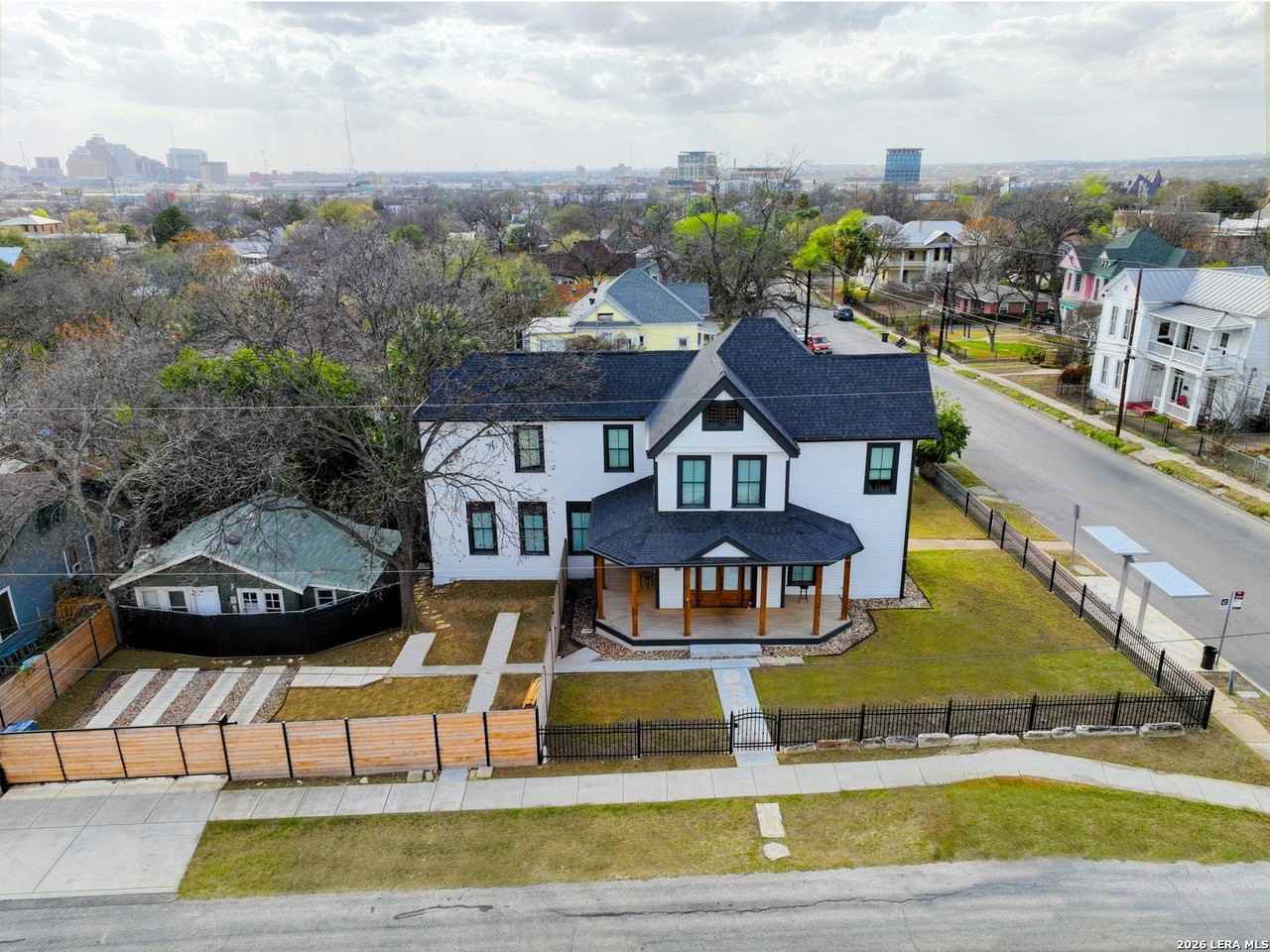 630 E Carson St - Photo 7 of 44