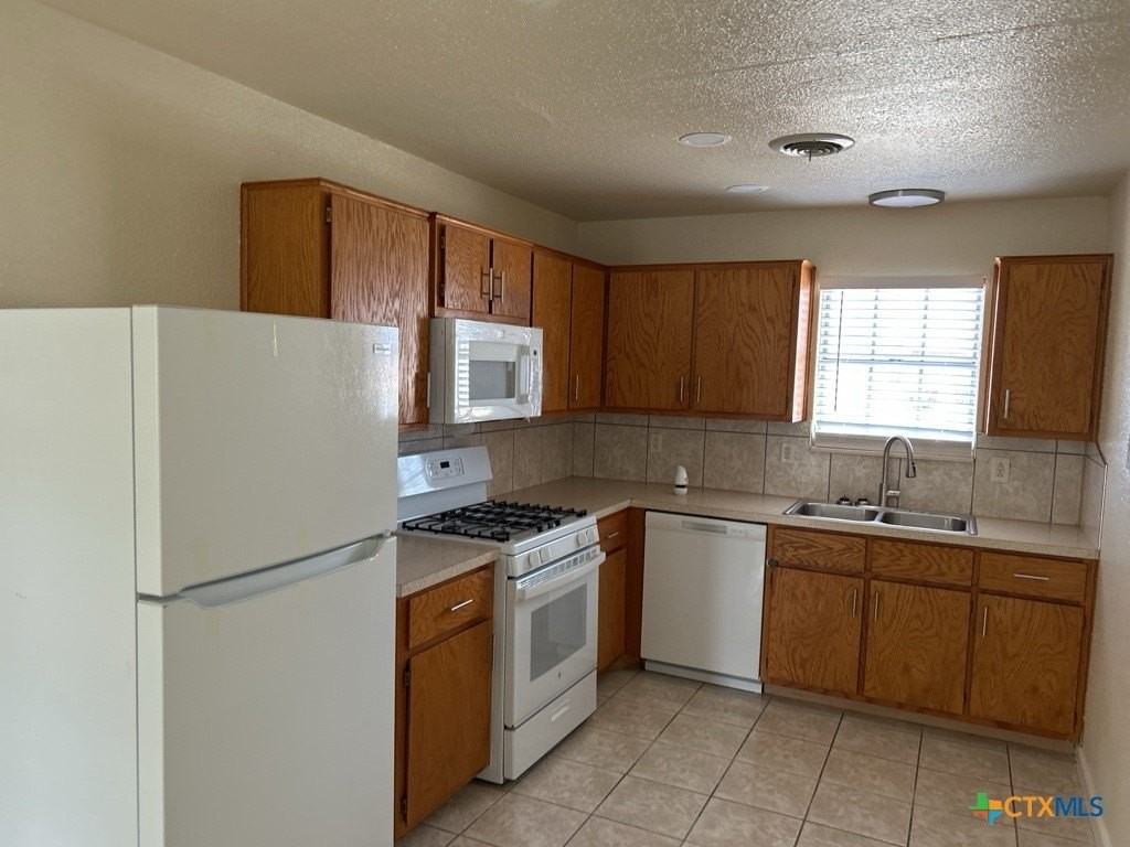 1208 Ridgemont Dr - Photo 4 of 11