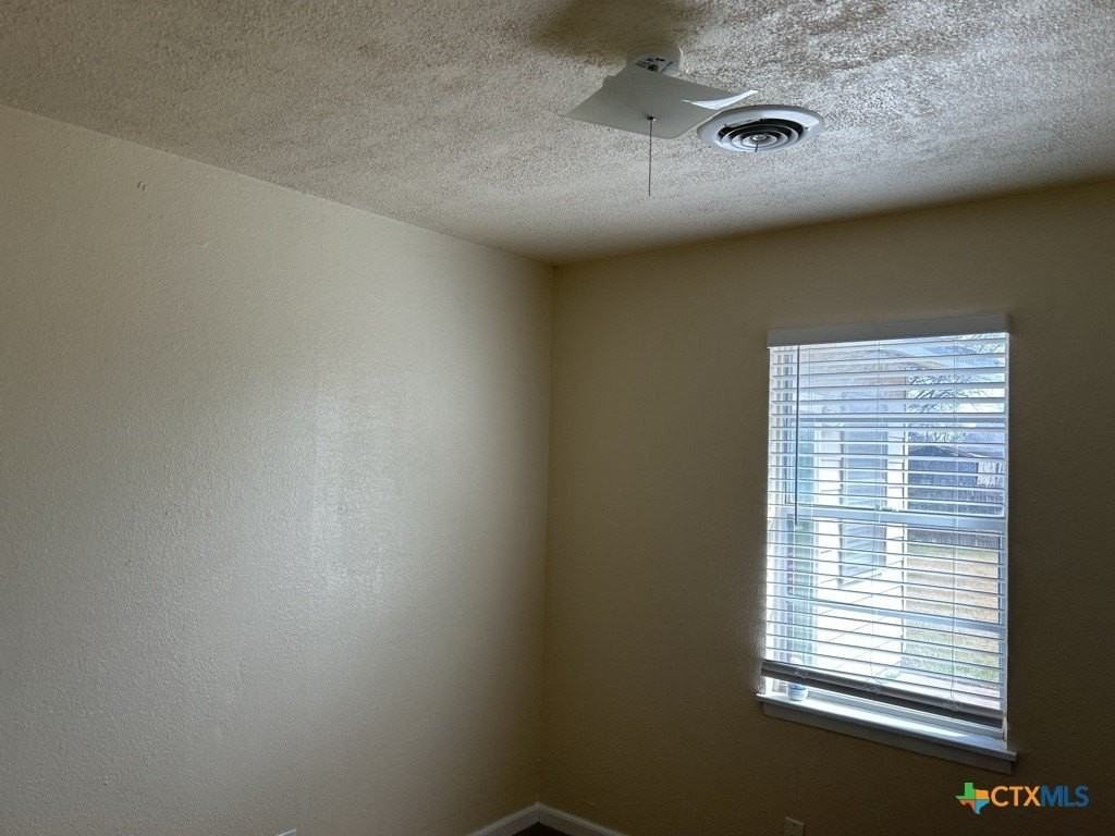 1208 Ridgemont Dr - Photo 5 of 11