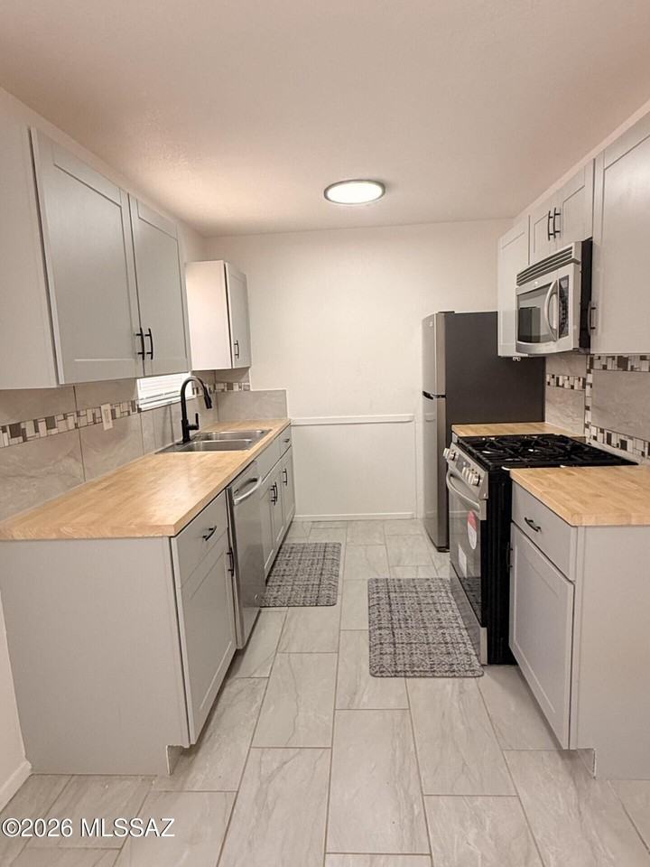 238 E Pederson Dr - Photo 3 of 9