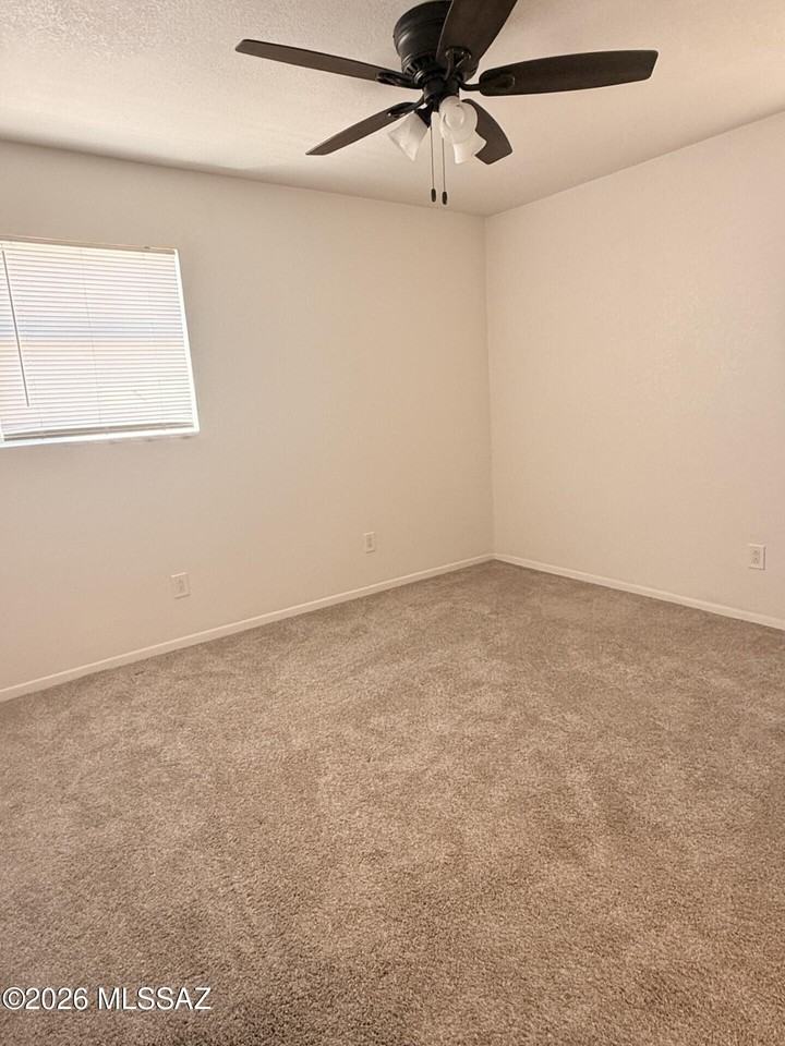 238 E Pederson Dr - Photo 5 of 9