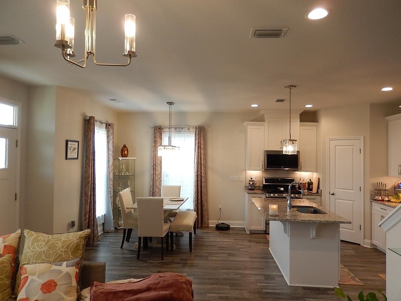 2886 Fontana St - Photo 6 of 28