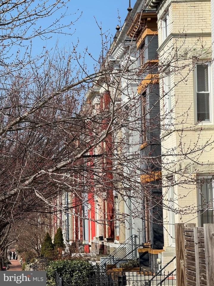 15 Seaton Pl Nw Unit 1 #1 - Photo 2 of 50