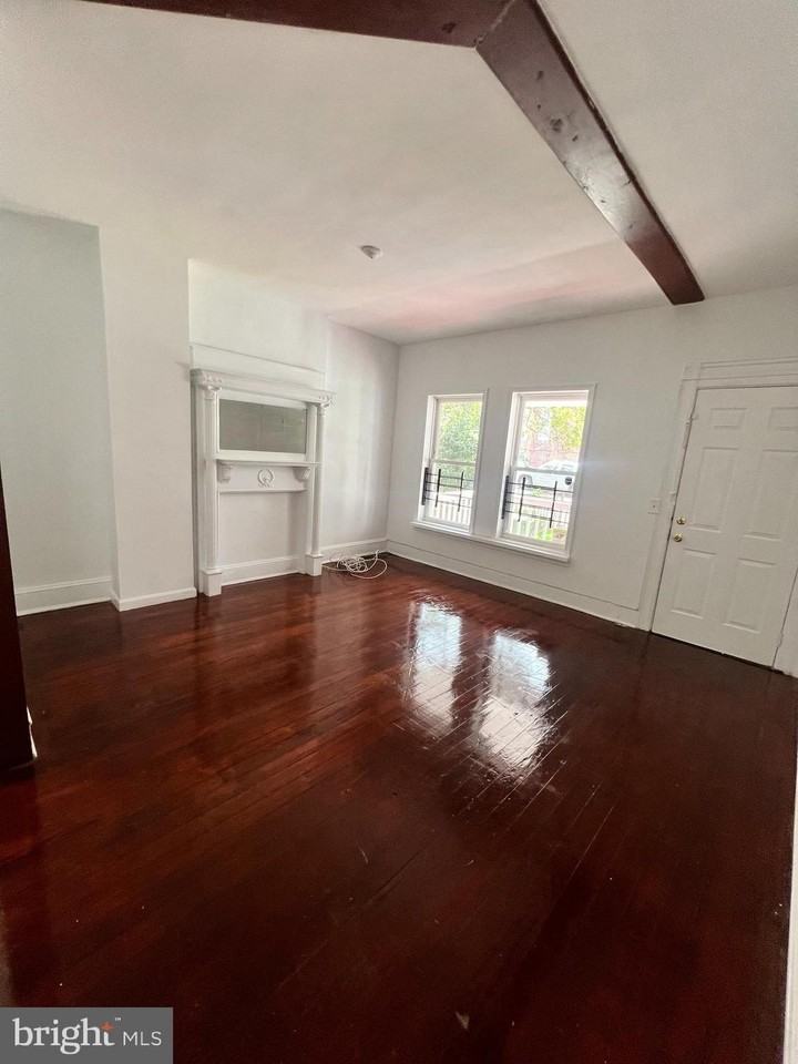 323 Collins Ave - Photo 2 of 17