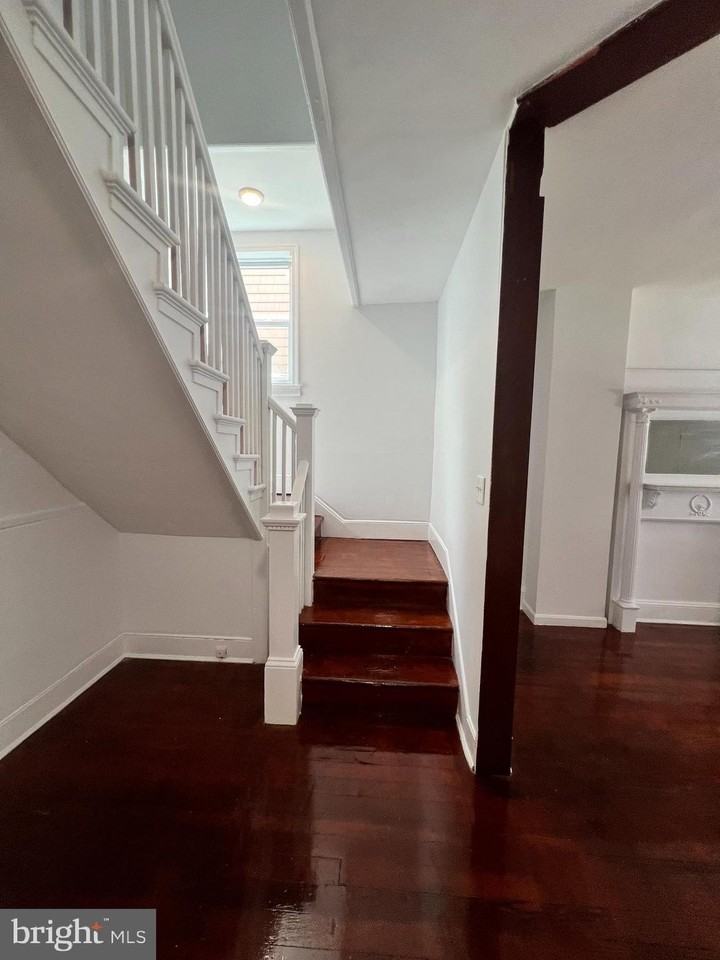 323 Collins Ave - Photo 3 of 17