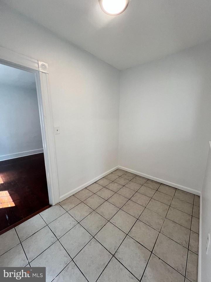 323 Collins Ave - Photo 4 of 17