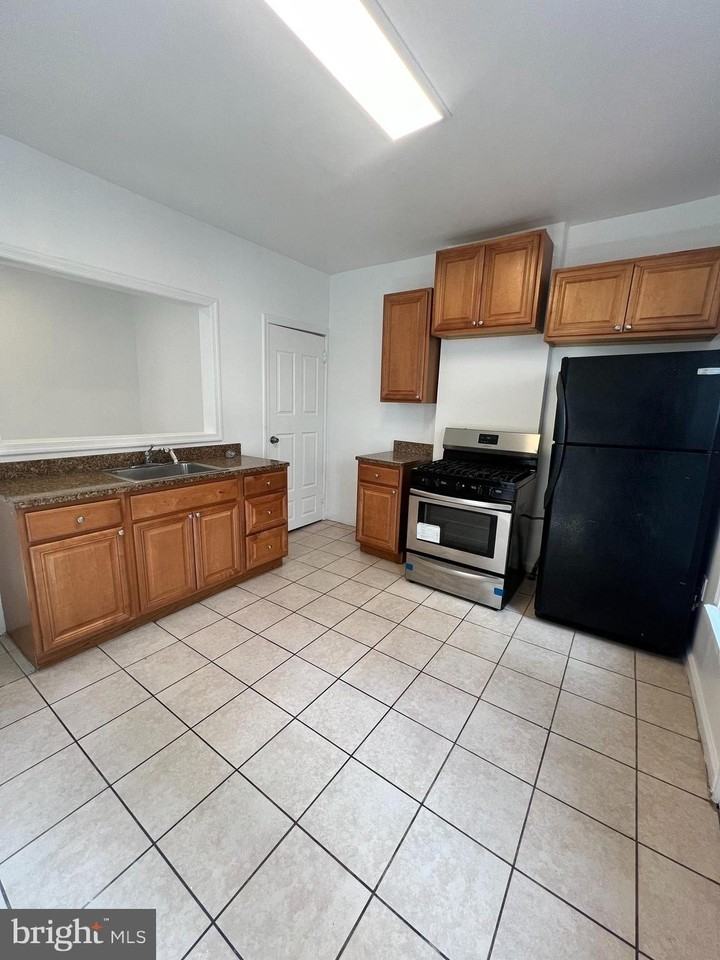 323 Collins Ave - Photo 5 of 17