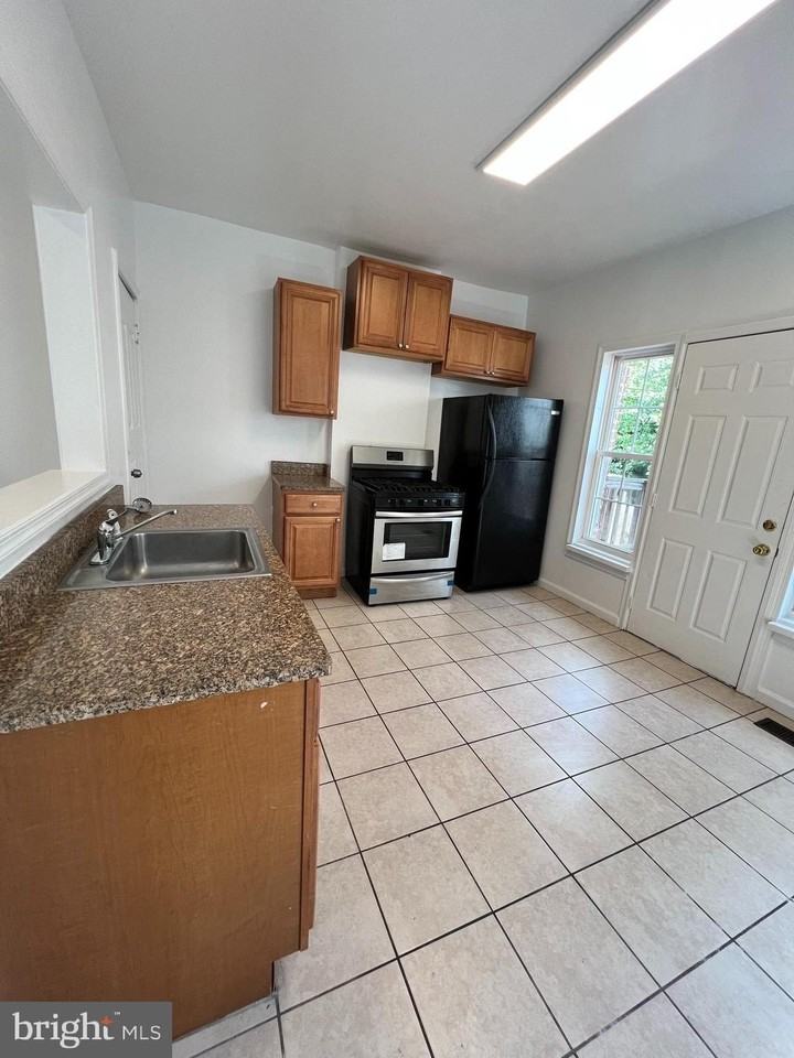 323 Collins Ave - Photo 6 of 17