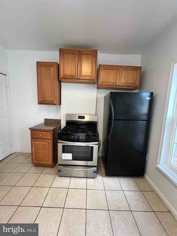 323 Collins Ave - Photo 7 of 17