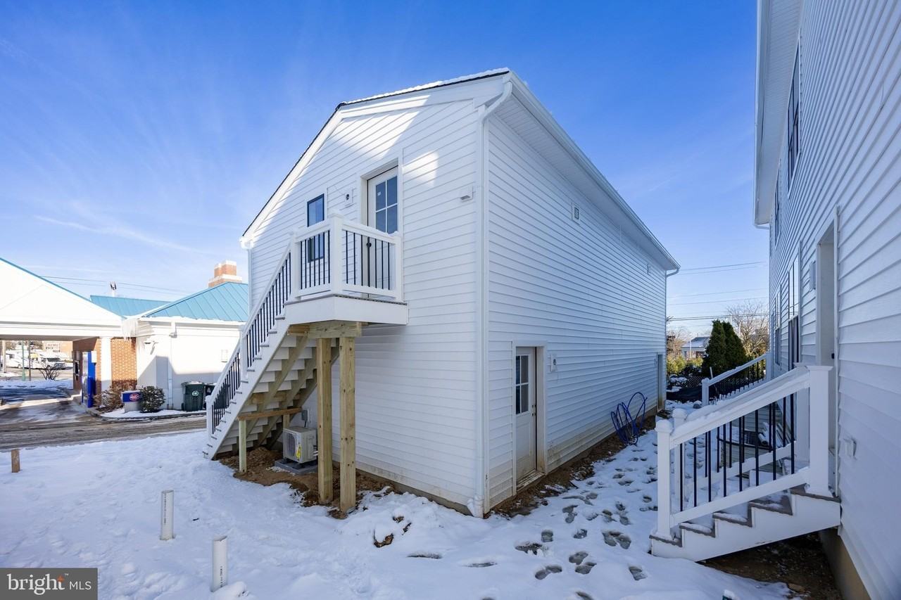 453 E Franklin St Unit Eff - Photo 2 of 10