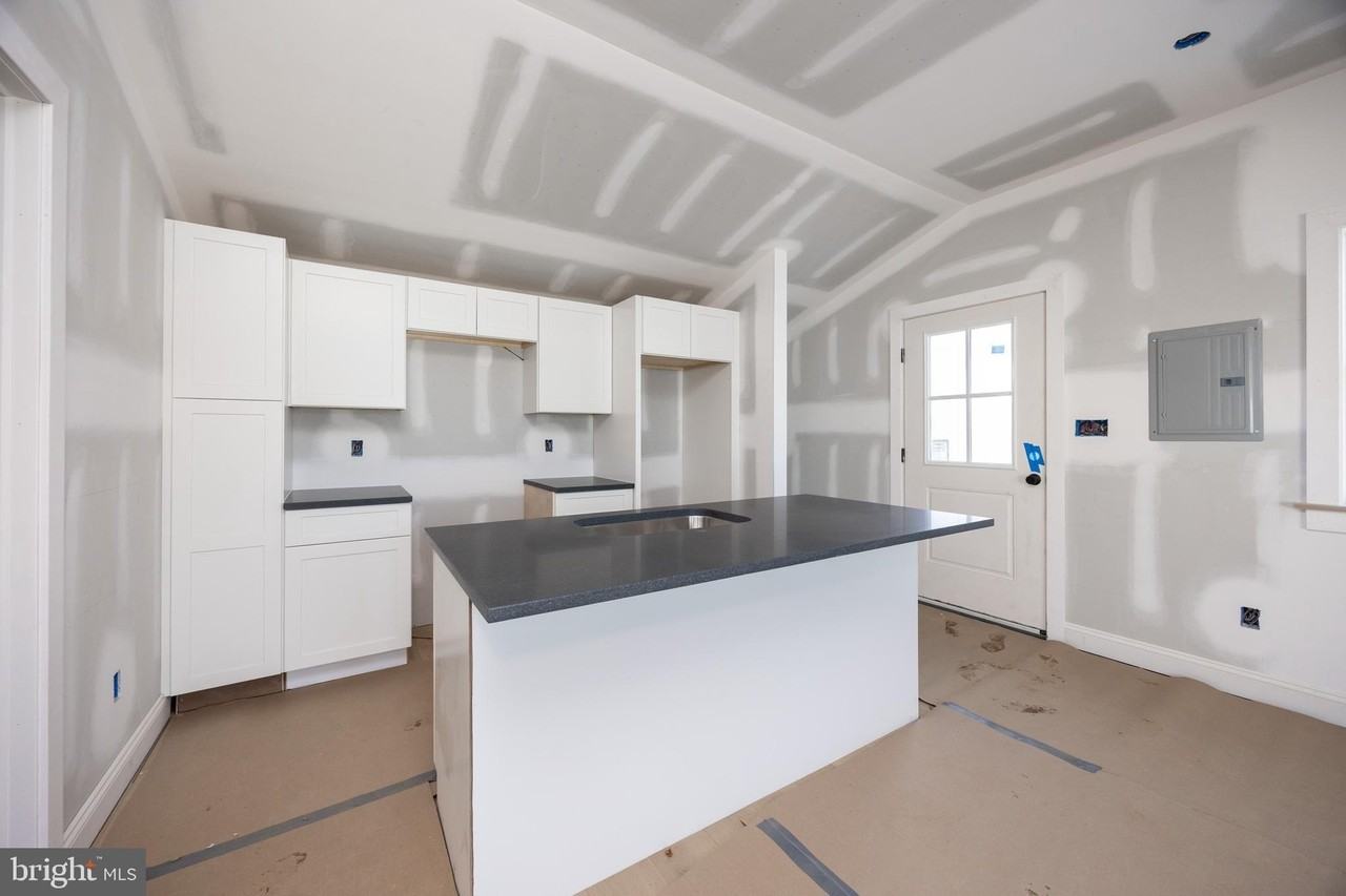 453 E Franklin St Unit Eff - Photo 3 of 10