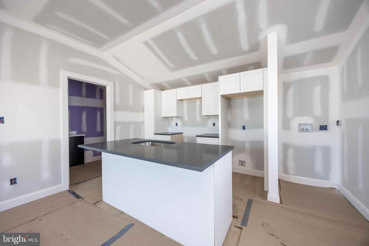 453 E Franklin St Unit Eff - Photo 4 of 10