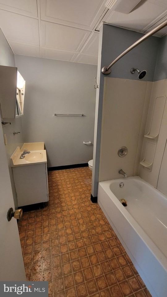 409 Country Club Rd Apt 5 - Photo 3 of 7