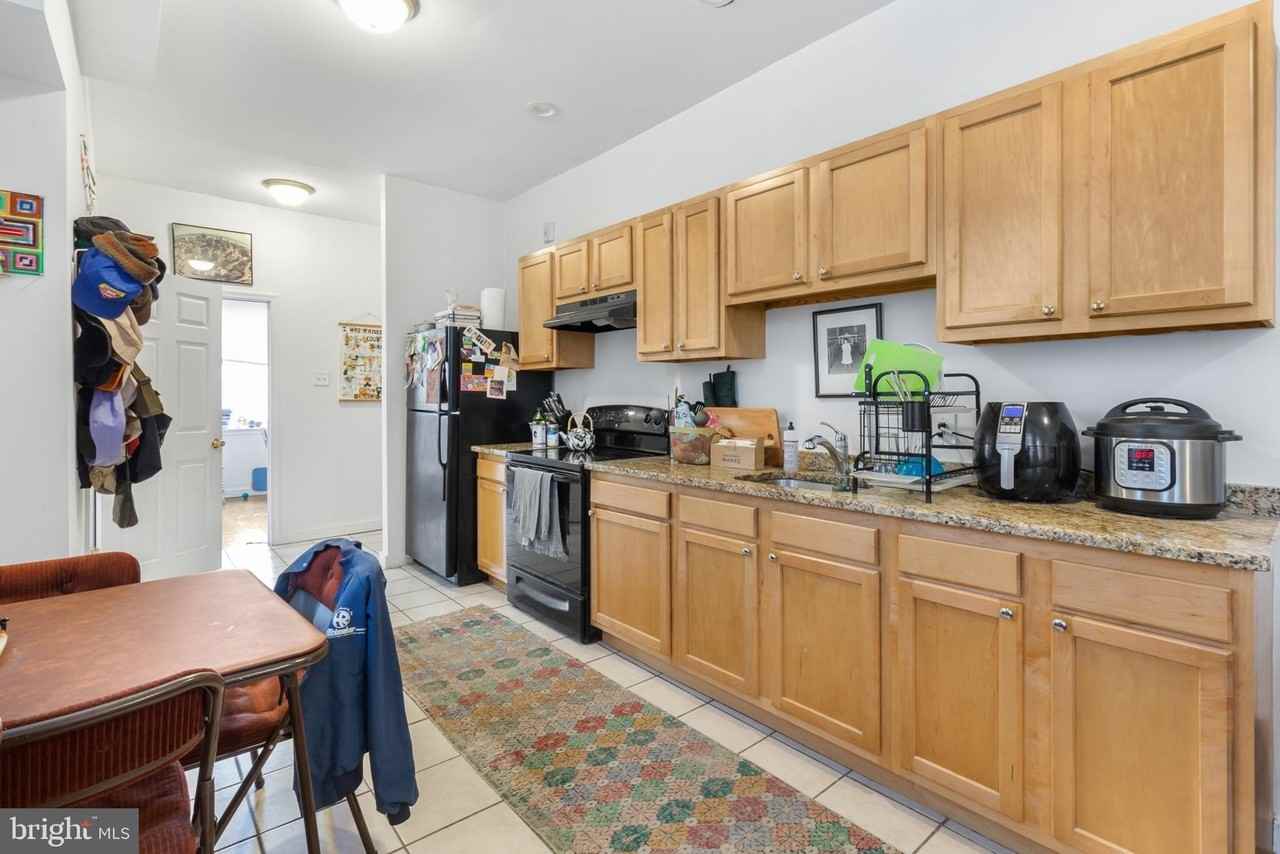 2010 E York St #1F - Photo 5 of 24
