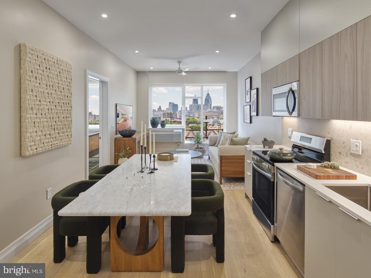 815 815 -17 POPLAR ST unit: R