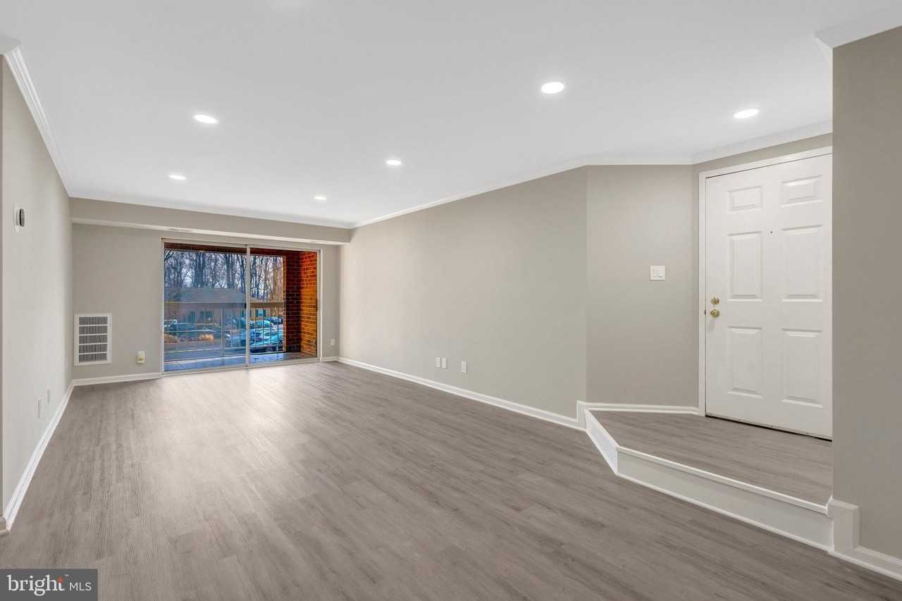 5806 Cove Landing Rd Apt 304 - Photo 5 of 33