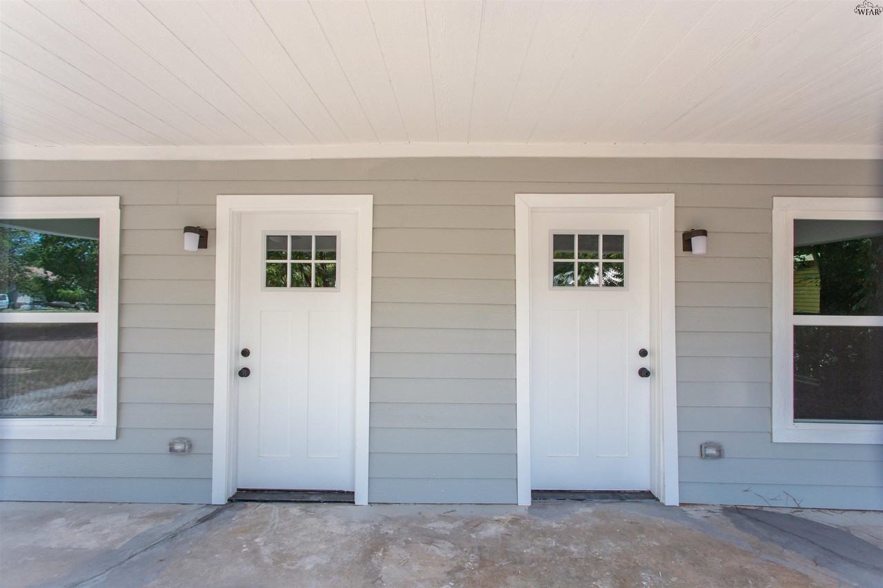 2507A Buchanan St - Photo 2 of 9