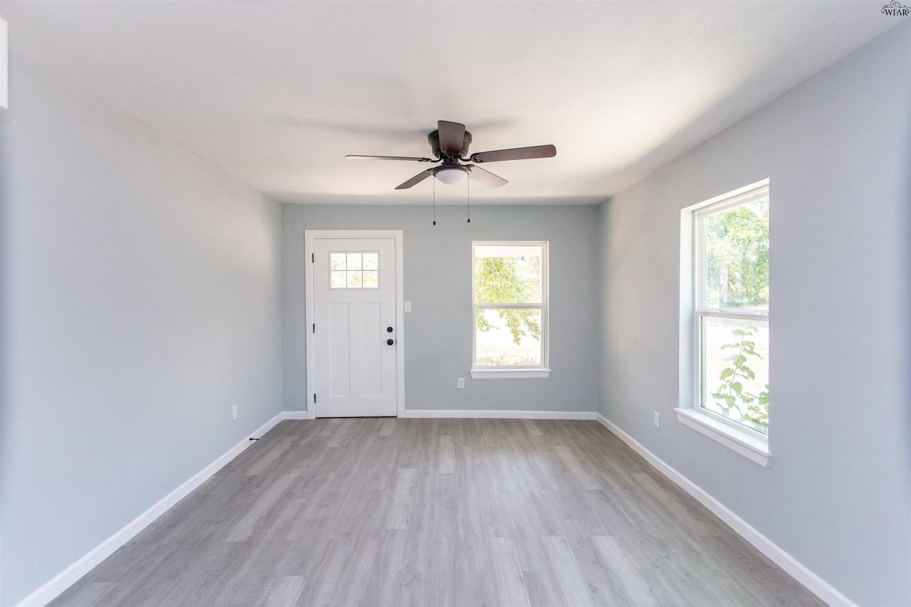 2507A Buchanan St - Photo 4 of 9