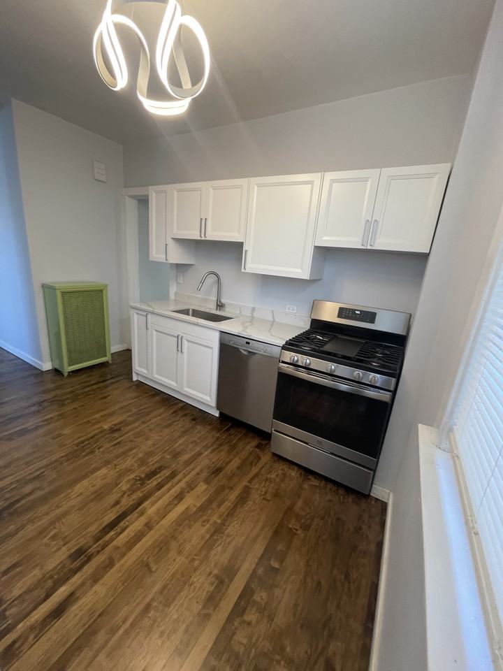 W Gunnison St & N Sheridan Rd - Photo 4 of 23