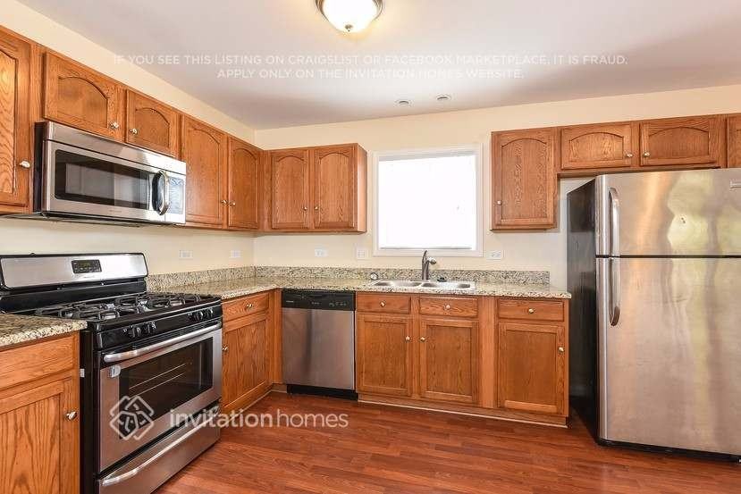 1717 Stonegate Dr - Photo 3 of 13