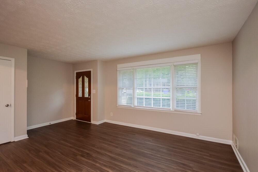 990 Woodbridge Dr Ne - Photo 5 of 20