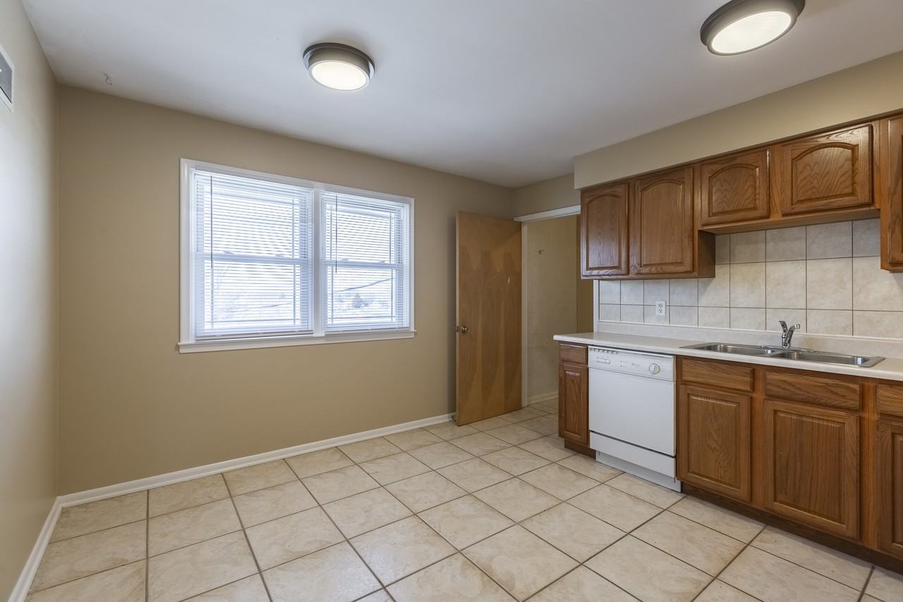 Square 131 - 8 Plex - Photo 6 of 42