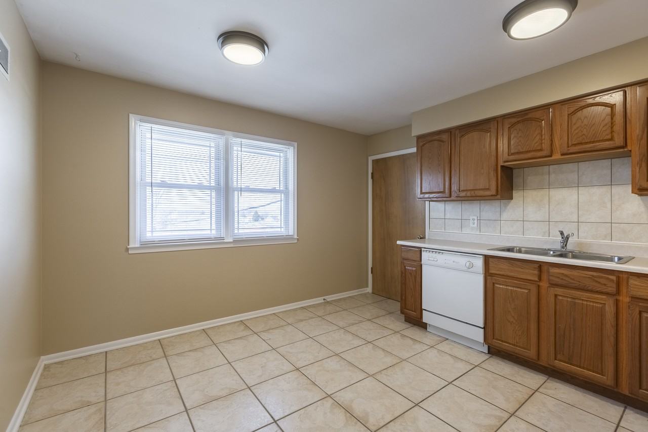 Square 131 - 8 Plex - Photo 7 of 42