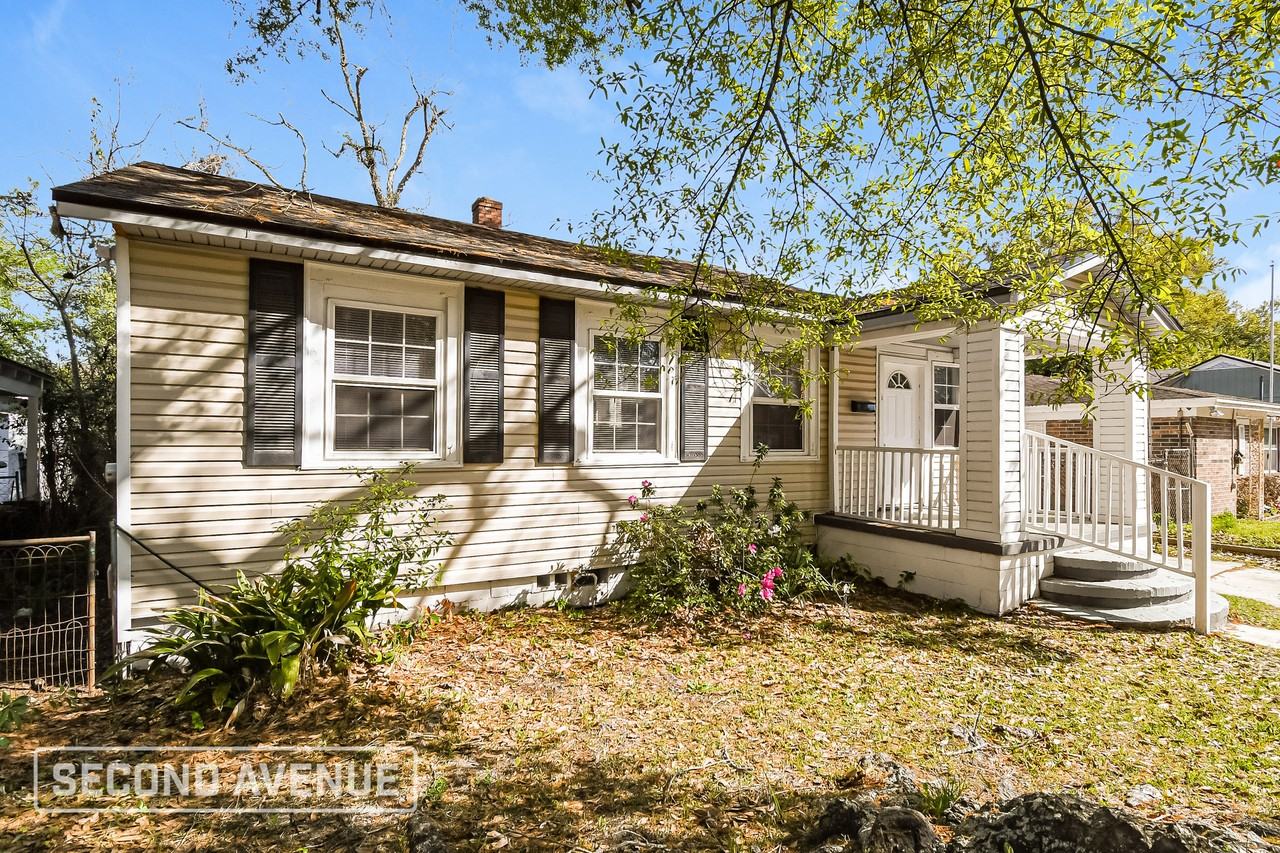 1585 W 16th St - Photo 2 of 24