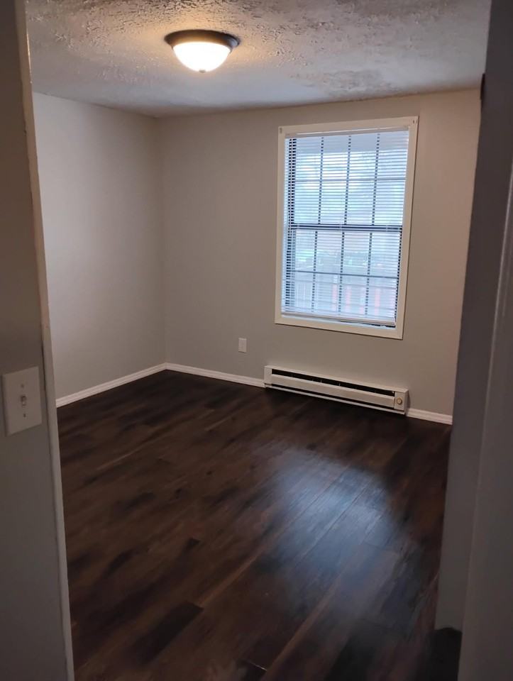 Hillsboro Manor - Photo 3 of 8