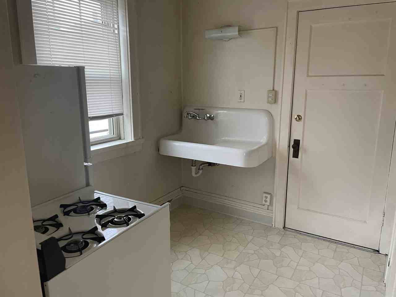 3273 S Kinnickinnic Ave - Photo 3 of 12