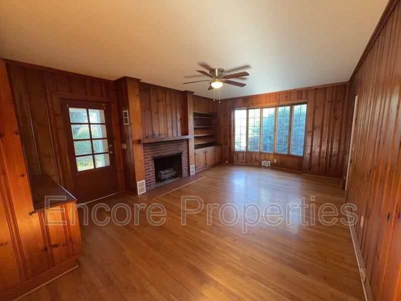 2032 N Main St - Photo 4 of 20