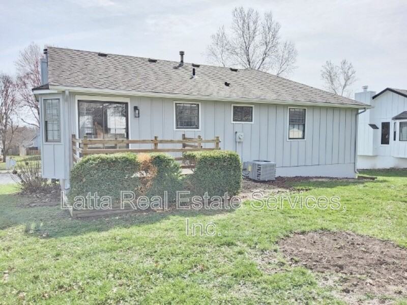 228 Se Bristol Dr - Photo 2 of 15